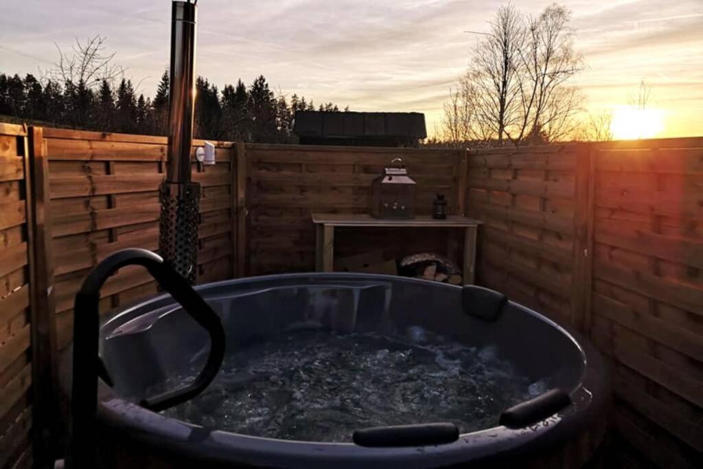Ruhig Gelegene, Top Moderne Ferienwohnung - Hot Tub Und Sauna Gegen Aufpreis Neuhaus an Der Eger 외부 사진